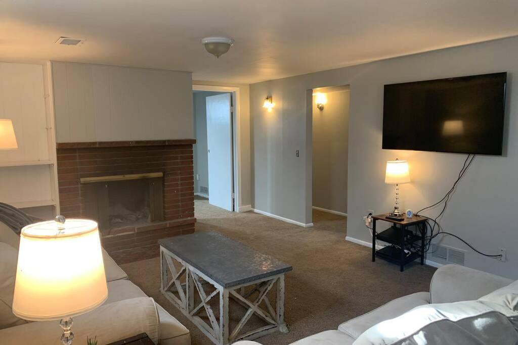 3 King Beds + Bunk Beds On Broadway Vila Littleton Exterior foto
